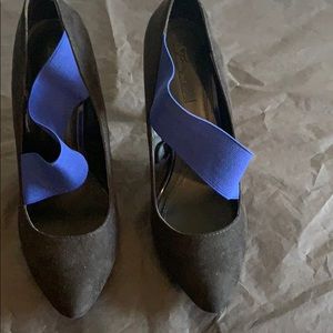 Black pump with a blue elastic